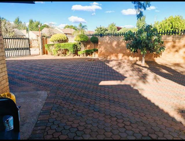 4 BEDROOM PROPERTY TO RENT IN FLORA PARK